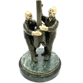 Скульптура бронзовая "Буровики-нефтяники"